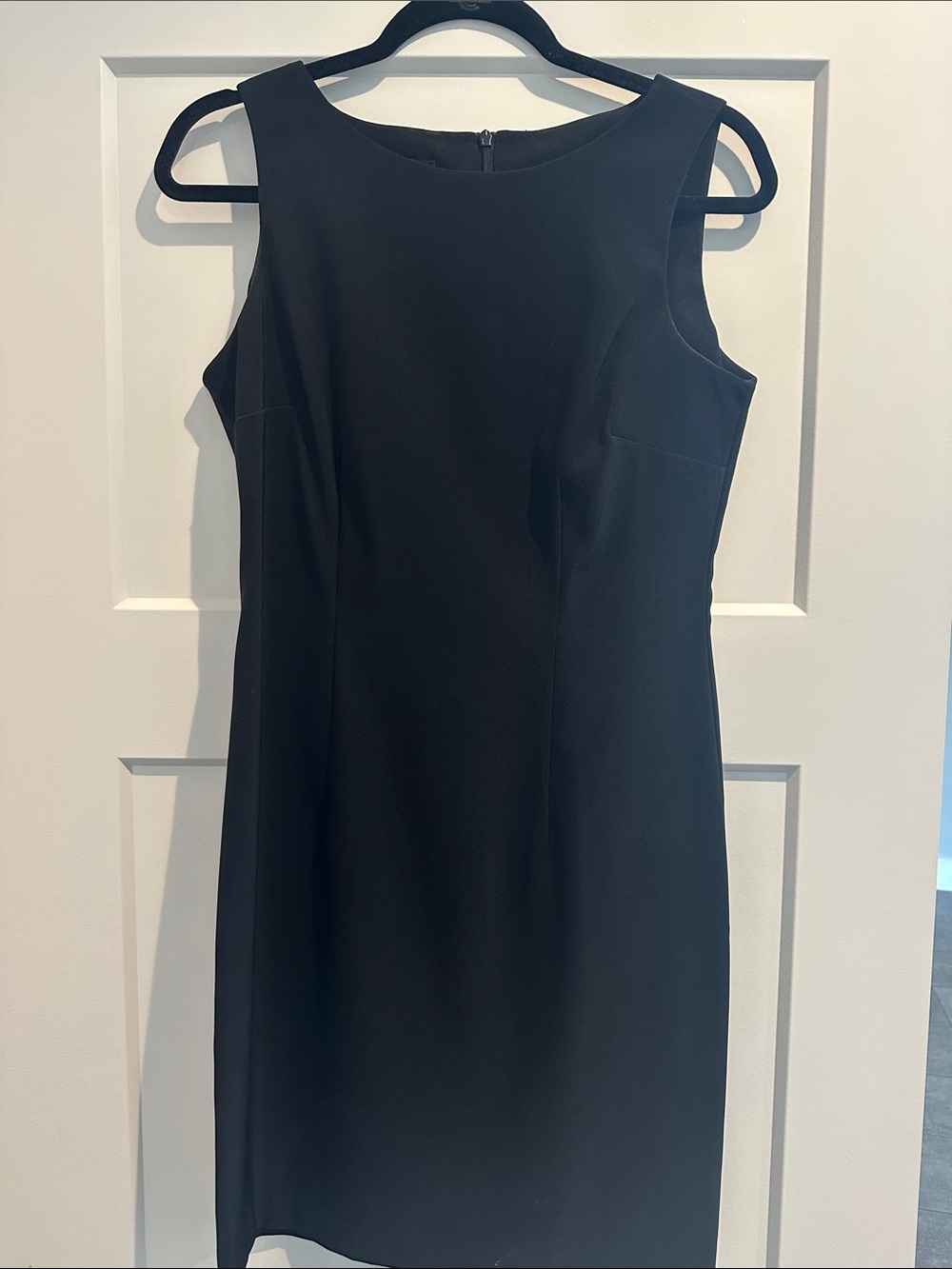 Elegant Sleeveless Black Sheath Dress